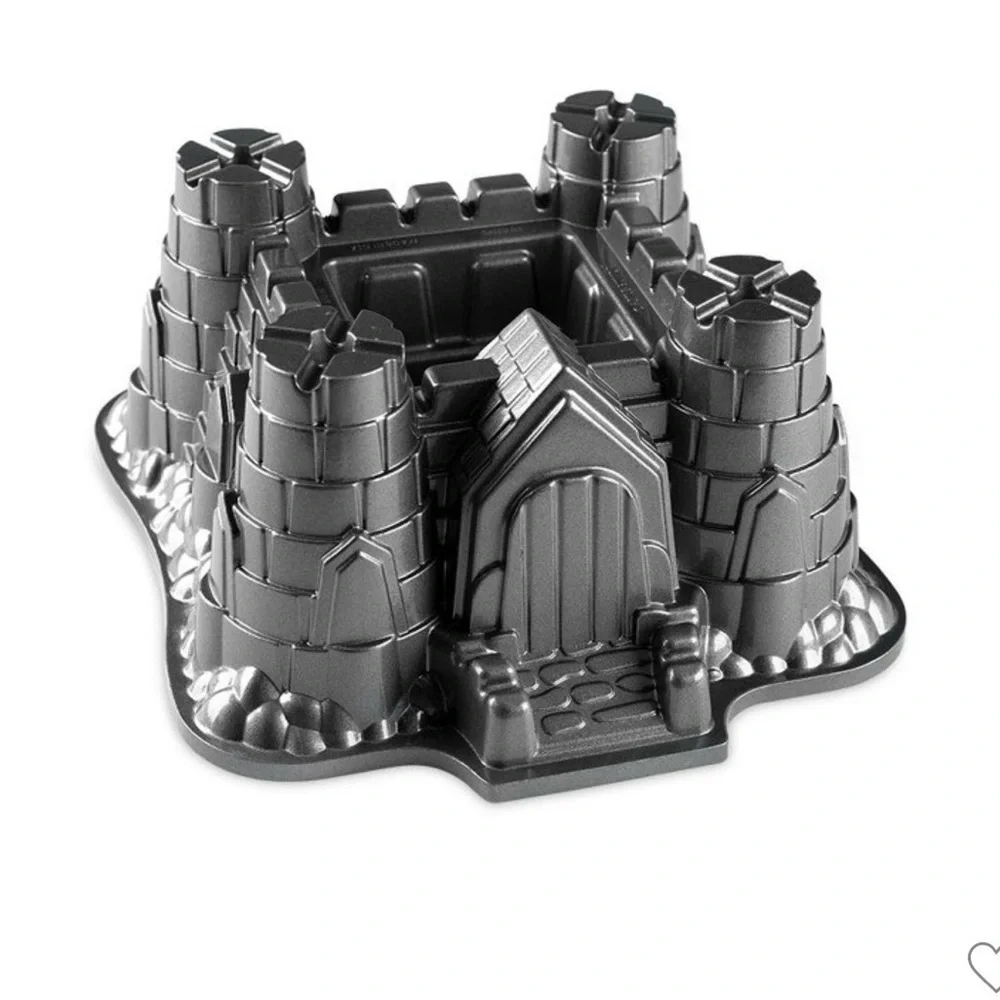 Nordic Ware Castle Bundt Cake Mold Pan 10 cup Excellent Condition